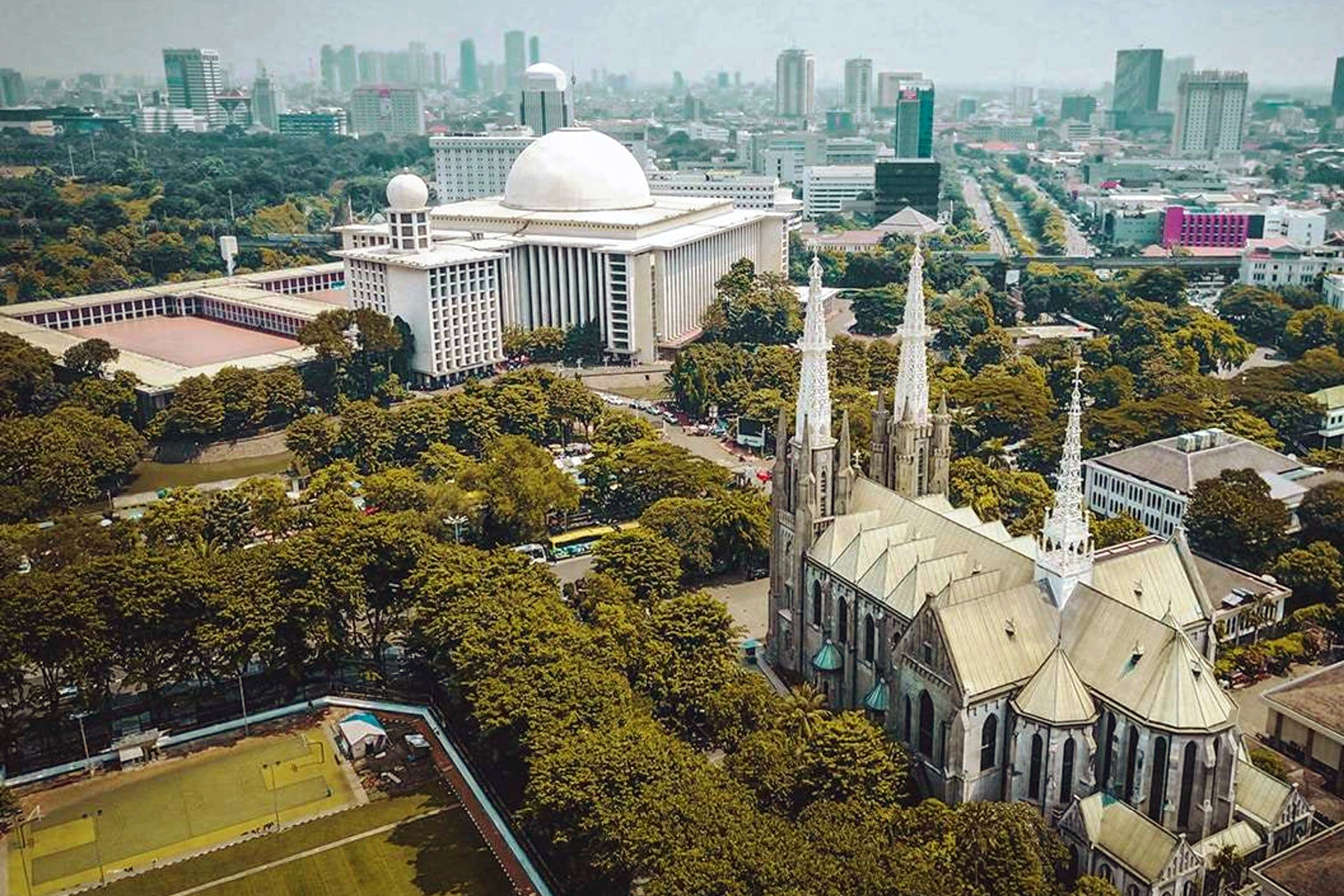 Jakarta Tour: history and contrasts of the сity