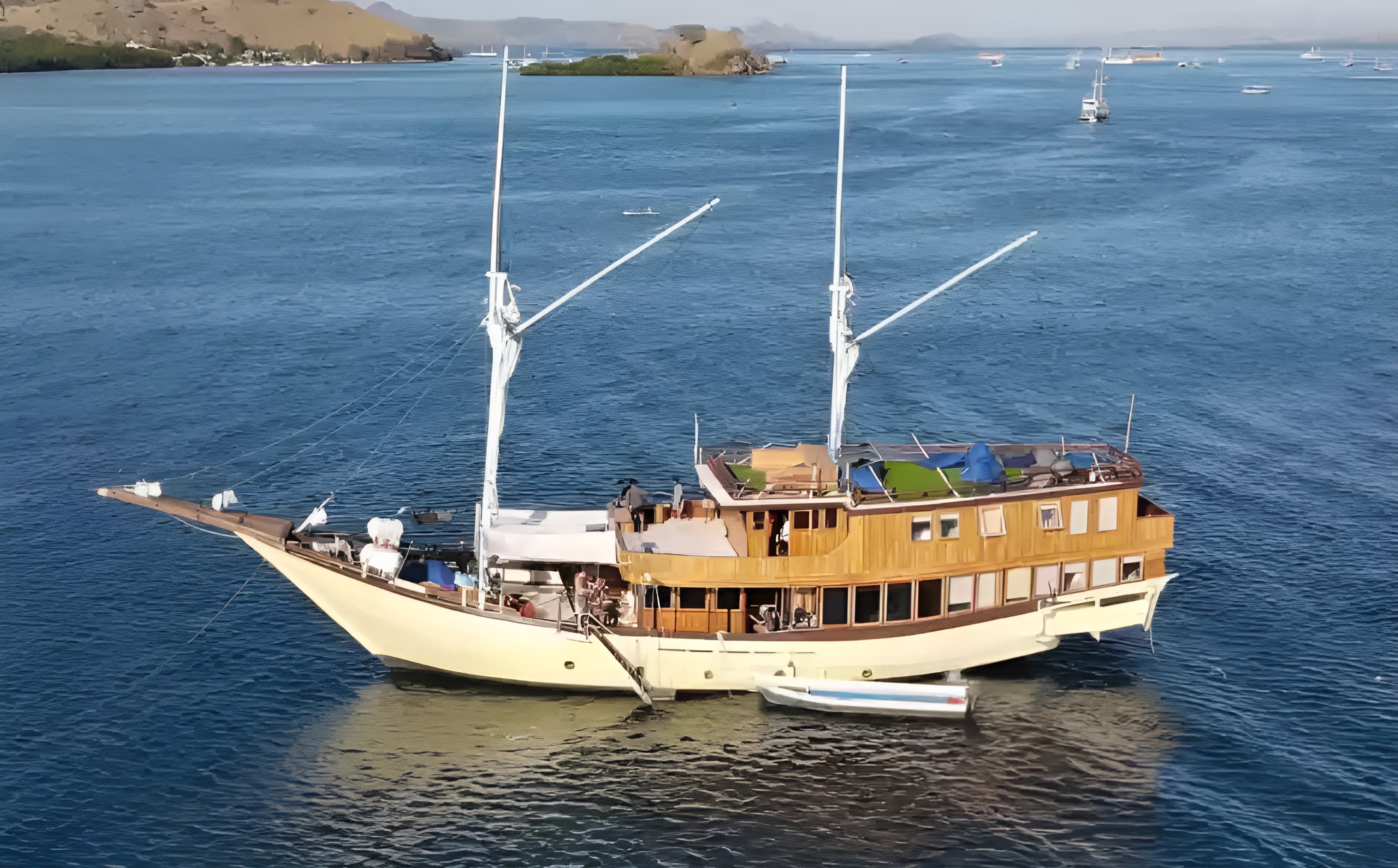 Deluxe boat "Phinisi Leticia"
